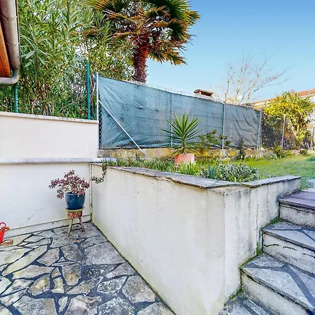 1 Bedroom Stunning In Appartamento Royan